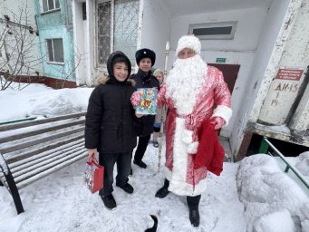 В рамках Всероссийской акции &laquo;Полицейский Дед Мороз&raquo; сотрудники поздравили ребят в Петропавловске-Камчатском 0