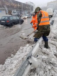 Ливневки чистят бригады ручного труда в Петропавловске-Камчатском 2