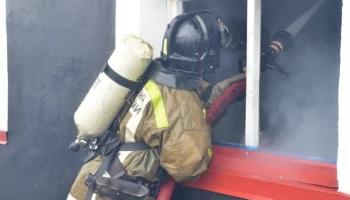 На Камчатке спасатели с помощью спасустройств эвакуировали из задымлённого подъезда 16 человек