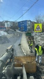 Дорожные службы занимаются уборкой песка вдоль проезжих частей в Петропавловске-Камчатском 2