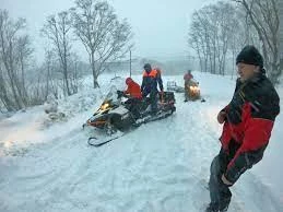 Камчатские спасатели помогли снегоходчикам, застрявшим в снегу