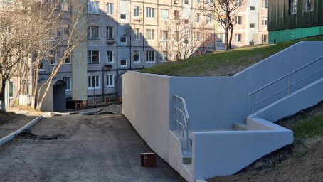Выполнен ремонт подпорной стены на улице Академика Курчатова, 21 в Петропавловске-Камчатском 3