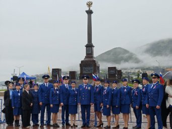 Участие в торжествах, посвящённых Дню Государственного флага, приняли сотрудники прокуратуры Камчатки 0