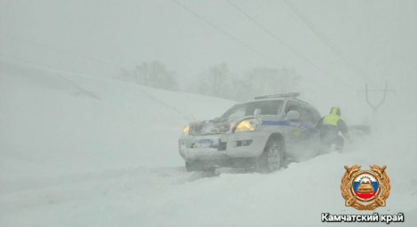 Четвертые сутки в экстремальных погодных условиях работает в усиленном режиме Госавтоинспекция Камчатки 0