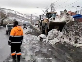 Бригады ручного труда заняты очисткой тротуаров в Петропавловске-Камчатском 7