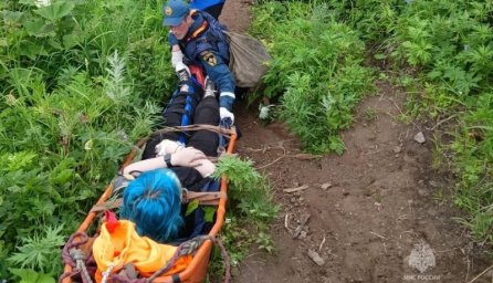 На Камчатке спасатели оказали помощь женщине, которая упала с лощади и травмировала ногу 4