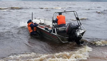 Два молодых человека на автомобиле «Урал» застряли в реке и вызвали спасателей на Камчатке Два молодых человека на автомобиле «Урал» застряли в реке и вызвали спасателей на Камчатке