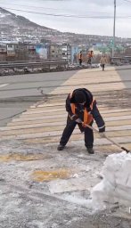 Работы по зимней уборке городской территории продолжаются в Петропавловске-Камчатском 1