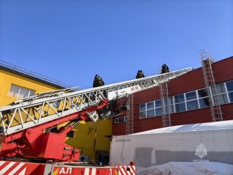 Тренировались тушить торгово-развлекательный комплекс &laquo;Глобус&raquo; пожарные МЧС России на Камчатке 0