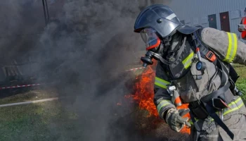 Состязания за звание лучшего звена газодымозащитной службы прошли в Вилючинском городском округе на Камчатке Состязания за звание лучшего звена газодымозащитной службы прошли в Вилючинском городском округе на Камчатке