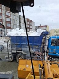 Подрядные организации убирают песок и мусор с улиц столицы Камчатки 4