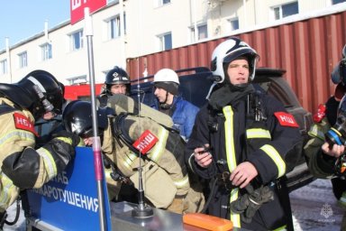На Камчатке пожарные тренировались тушить возгорание на рыболовецком судне 3
