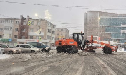Дорожники работают над ликвидацией последствий мощного циклона в Петропавловске-Камчатском 1