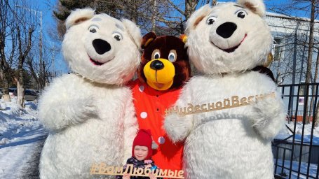 Ростовые куклы и сладкие подарки: как поздравили женщин с 8 Марта в Елизове на Камчатке 3