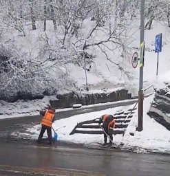 Дорожные службы продолжают работать без остановки в столице Камчатки 7