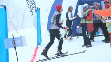 Через туман пробирались спортсмены по ски-альпинизму в вертикальной гонке на 3-ем этапе Кубка России 2