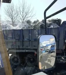 Бригады ручного труда приступили к уборке песка с проезжей части в Петропавловске-Камчатском 1