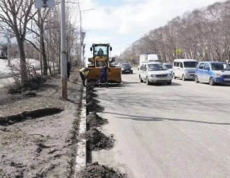 Бригады освобождают тротуары и проезжую часть от песка и веток в Петропавловске-Камчатском 0