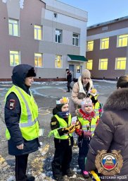 Поздравили мам с 8 Марта и напомнили о ПДД автоинспекторы и школьники на Камчатке 5