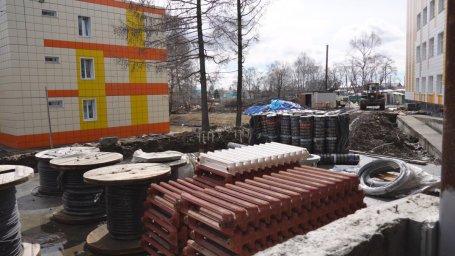 Рабочие приступили к отделке здания корпуса школы в Елизово на Камчатке 1