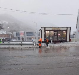Ливневки чистят бригады ручного труда в Петропавловске-Камчатском 4