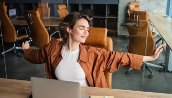 Как быстро снять напряжение в офисе: простые приёмы без тренажёров