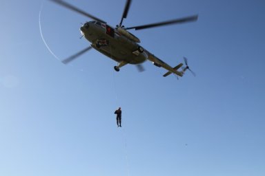 На Камчатке прошли совместные десантные спуски спасателей 12