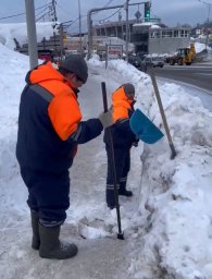 Расширением проезжей части и устранением снежного наката занимались сегодня службы в Петропавловске-Камчатском 0