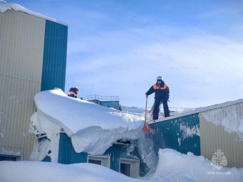 Спасатели МЧС продолжают работы по ликвидации последствий циклона на Камчатке 3