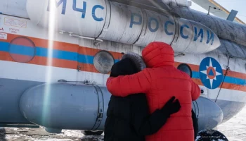 Вертолет МИ-8 МЧС России доставил группу, попавшую в лавину, в город Елизово