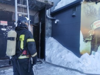 В Петропавловске-Камчатском пожарные спасли из задымлённого здания более 40 человек 7