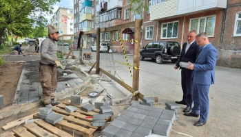 Двор на проспекте 50 лет Октября благоустраивают в Петропавловске-Камчатском