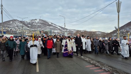 Крестный ход во главе с Архиепископом прошел вчера в столице Камчатки 4