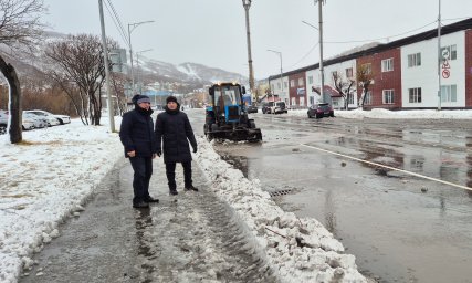 Дорожные службы в ночную смену продолжат работу по ликвидации последствий циклона в Петропавловске-Камчатском 2