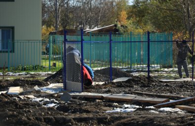 Обновление хоккейной коробки осуществляется в селе Коряки на Камчатке 1