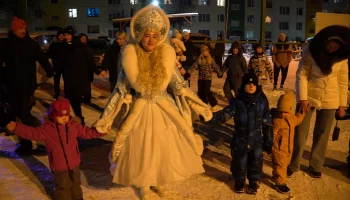 Первую новогоднюю ёлку открыли в микрорайоне Авача в столице Камчатки Первую новогоднюю ёлку открыли в микрорайоне Авача в столице Камчатки