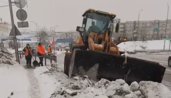 Расчистка тротуаров и пешеходных зон от снежных наносов и наледи продолжается в Петропавловске-Камчатском