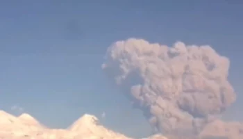 Началось извержение вулкана Безымянного на Камчатке Началось извержение вулкана Безымянного на Камчатке