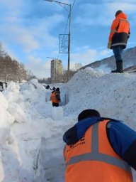 Плановая работа по расчистке города от последствий циклона проводится в Петропавловске-Камчатском 3