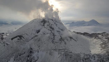 На Камчатке вулкан Безымянный выбросил столб пепла