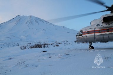 Учения: камчатские спасатели эвакуировали туриста со склона Козельского вулкана 7