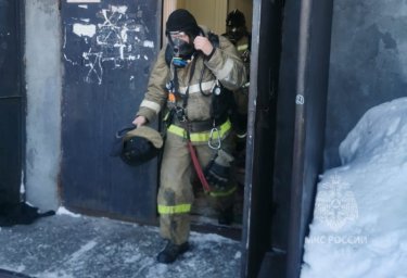 В Петропавловске-Камчатском пожарные спасли из задымлённого здания более 40 человек 1