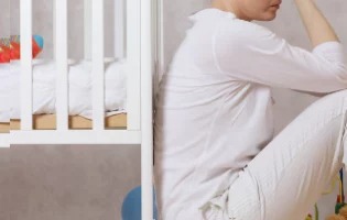 Как молодые мамы могут снизить риск послеродовой депрессии