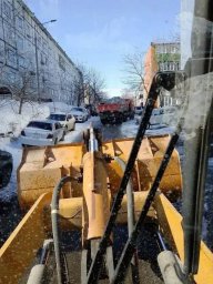 Бригады ручного труда приступили к уборке песка с проезжей части в Петропавловске-Камчатском 3