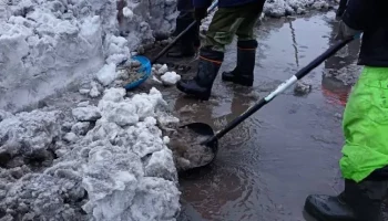 Дорожные службы ведут непрерывную работу по прочистке ливнёвок и водоотводных систем в Петропавловске-Камчатском