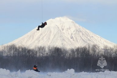 Учения: камчатские спасатели эвакуировали туриста со склона Козельского вулкана 3
