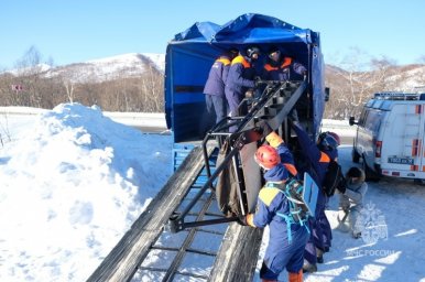 Камчатские спасатели тренировались искать людей в лавинах 10