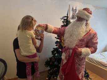 В рамках Всероссийской акции &laquo;Полицейский Дед Мороз&raquo; сотрудники поздравили ребят в Петропавловске-Камчатском 3