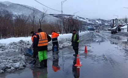 Дорожные службы ведут непрерывную работу по прочистке ливнёвок и водоотводных систем в Петропавловске-Камчатском 1