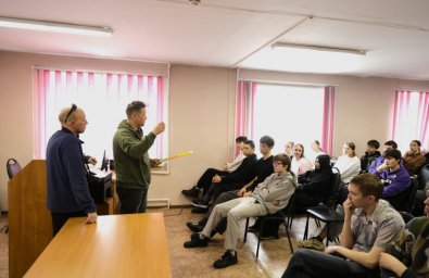 Инспектор из Госавтоинспекции провела занятие в промышленном техникуме на Камчатке 6